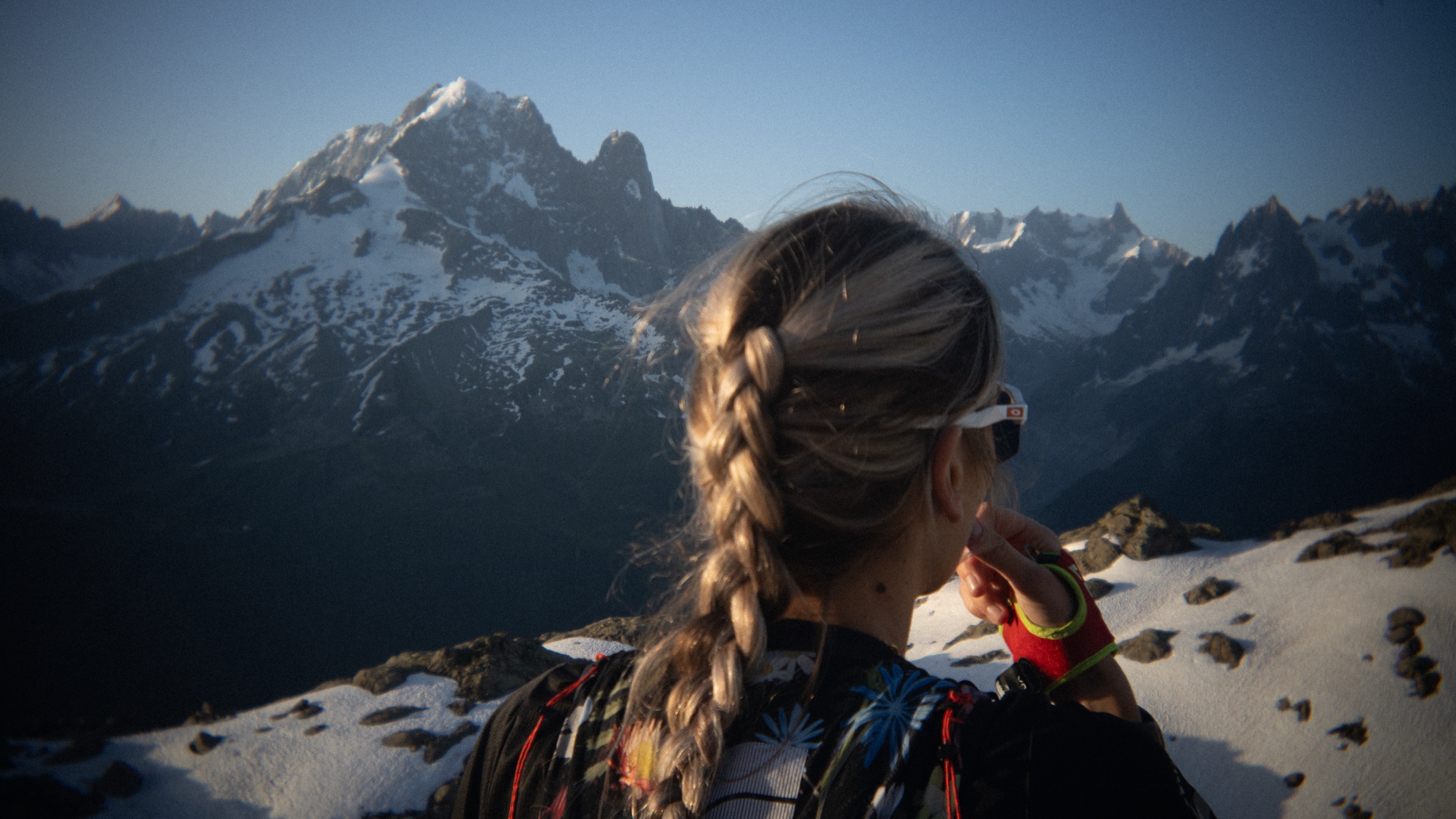Athlète en montagne face aux Drus, massif du Mont-Blanc